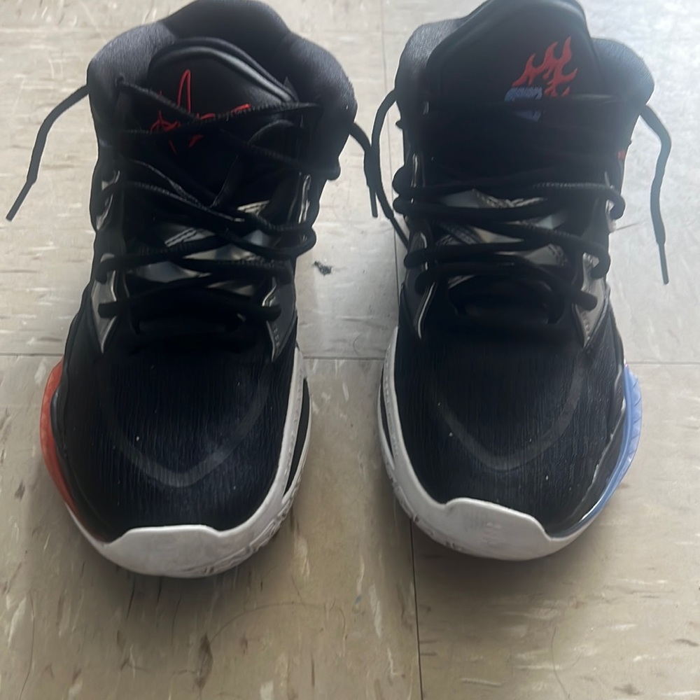 Shoes size 8
